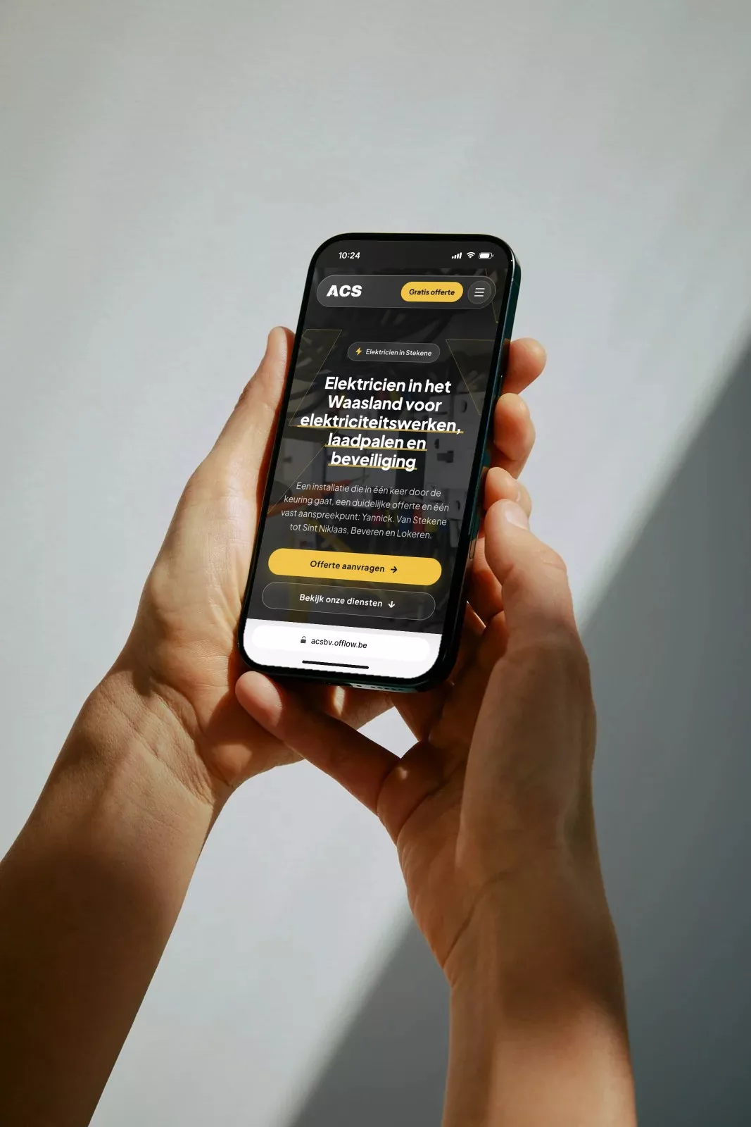 Website van ACS op een iPhone, ontworpen en gebouwd door Offlow