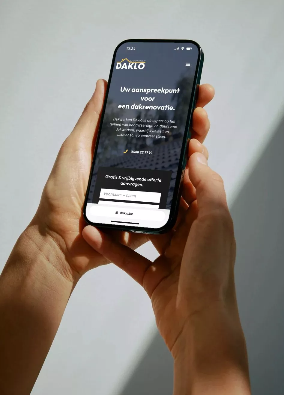 Website van Dakwerken Daklo op een iPhone, ontworpen en gebouwd door Offlow